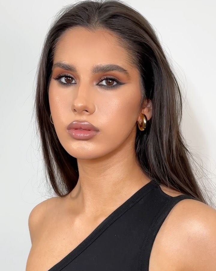 Machiaj de seară cu smokey eyes maro și buze nude